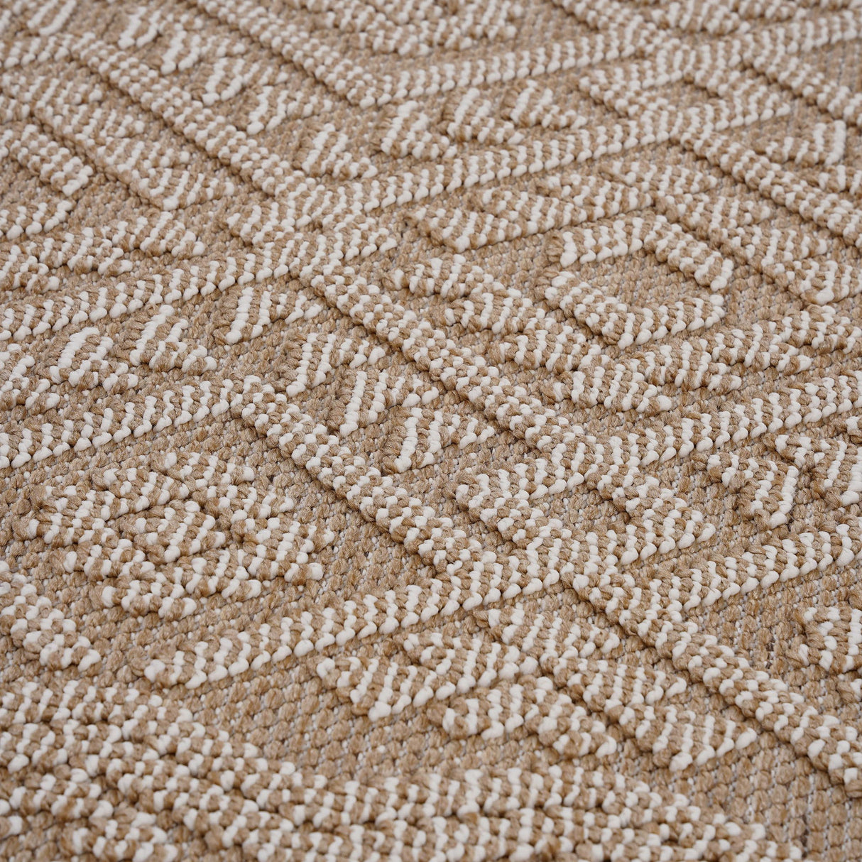 Guros - Trendy Traditional Indoor / Outdoor Rug