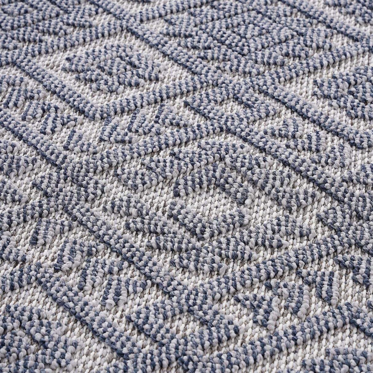 Guros - 8' X 10' Traditional Indoor / Outdoor Area Rug - White / Gray