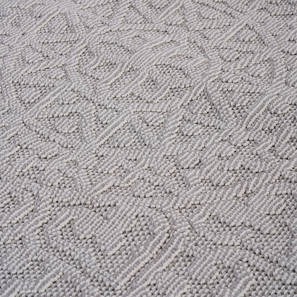 Guros - 6' X 9' Medallion Indoor / Outdoor Area Rug - White / Ivory